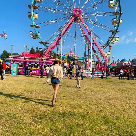 Trades Considered 🥂🙌🏽👯♀️💋 - Picture 2 of 16